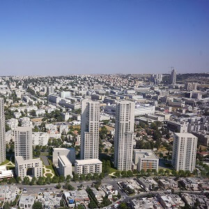מתחם ובו בניינים גבוהים